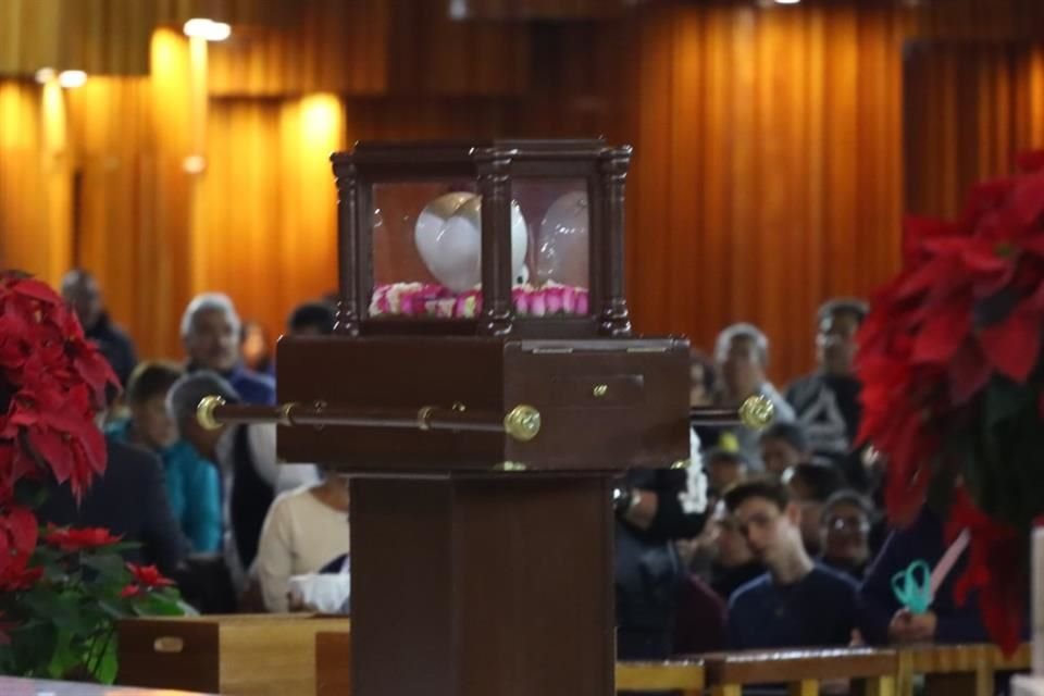 Las cenizas de Dulce descansaron frente al altar a la Virgen de Guadalupe.