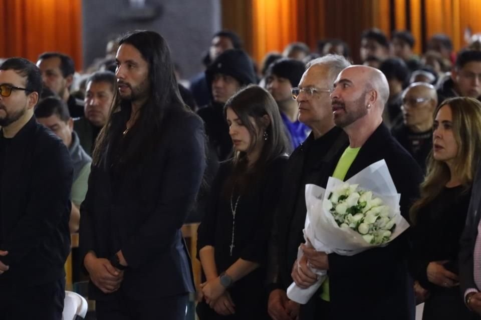 Romina Mircoli y su esposo Moisés rezaron desde los asientos frente al altar para despedir a la cantante.