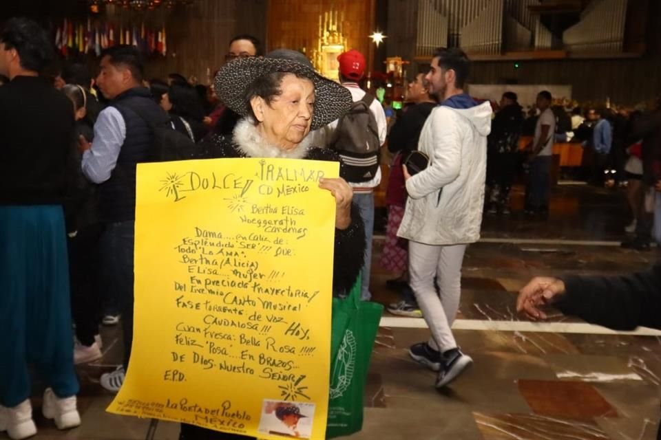 Fans de todas las edades se unieron en los alrededores de la Basílica de Guadalupe con carteles y fotos para recordarla.