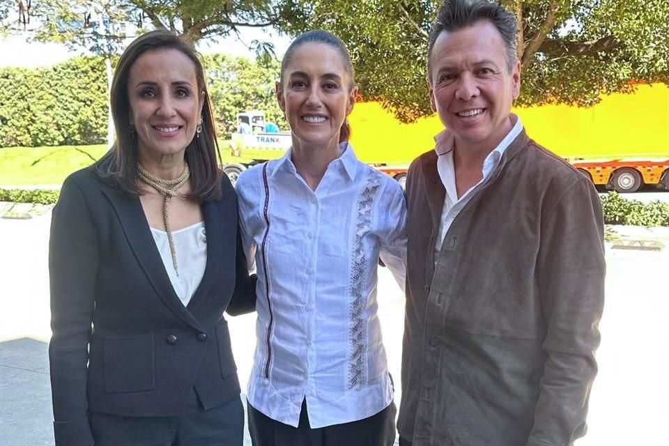 Maye Villa, Claudia Sheinbaum y Pablo Lemus posan sonrientes.