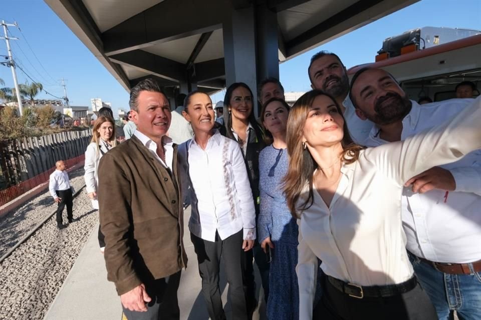 Los Alcaldes metropolitanos se tomaron una selfie con el Gobernador Lemus y la Presidenta Sheinbaum.