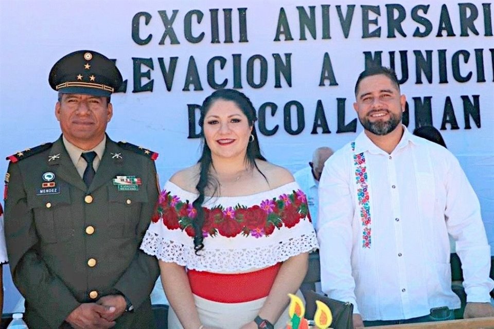 El desfile oficial que rindió pleitesía a Nemesio Oseguera, fue encabezado por el Coronel Méndez de Sedena y la Alcaldesa Anabel Ávila, de Movimiento Ciudadano.