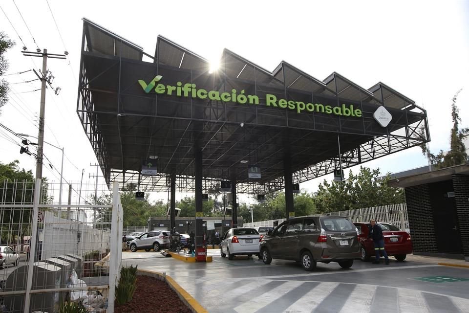 A partir del 2 enero los propietarios de un vehículo en Jalisco podrán pagar el 'paquetazo 3x1', que incluye refrendo, verificación y un cambio de placas.