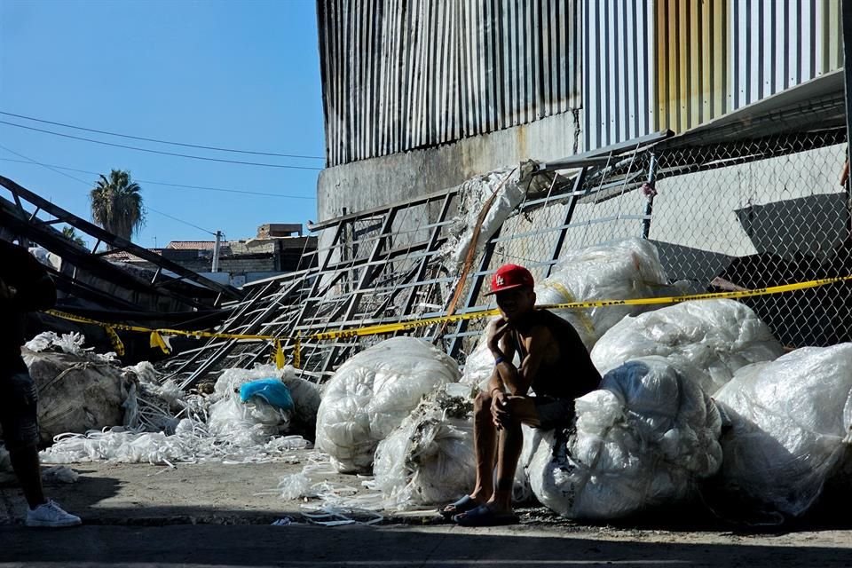 Trabajadores y vecinos de la recicladora de El Briseño que se incendió en Zapopan, informaron que sospechan que el fuego fue provocado.