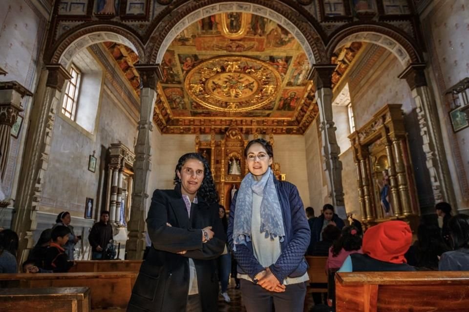 Gabriela Contreras y Joselia Cedeño, restauradoras a cargo de los trabajos en Santa María Huiramangaro. Exterior del recinto ubicado en el municipio de Pátzcuaro, Michoacán.