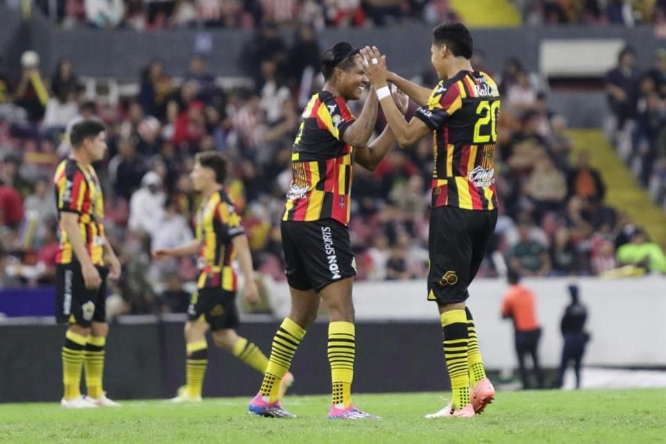 En su 50 aniversario, los Leones Negros derrotaron 2-1 a las Chivas para quedarse con el trofeo de campeones de la Copa Pacífica 2024.