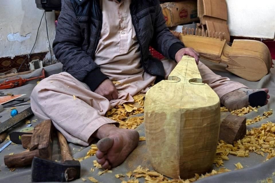 En su taller en la ciudad afgana de Herat, Sakhi ha trabajado durante décadas fabricando rubabs.