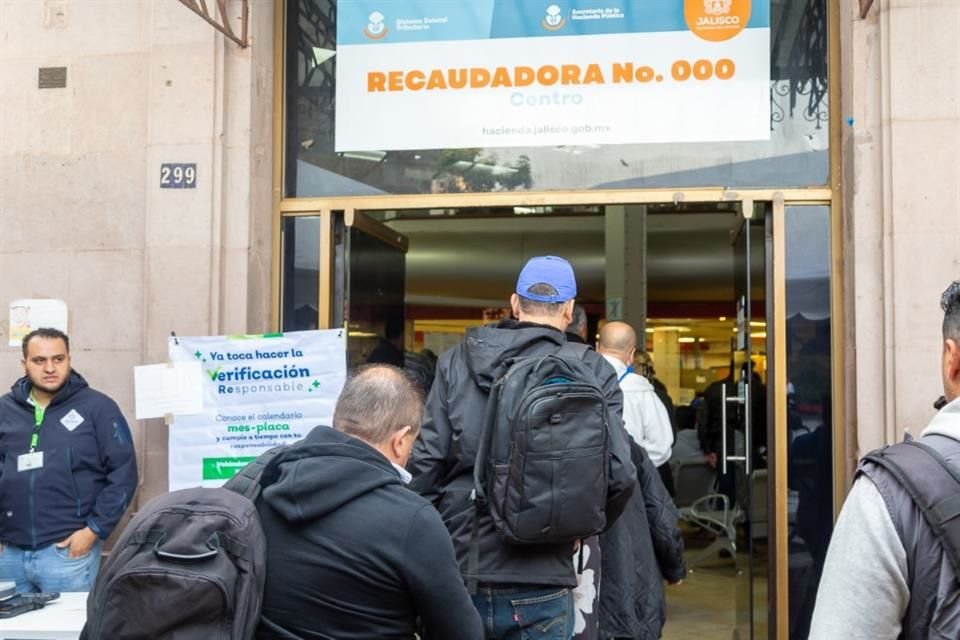 Cuatro de cada 10 propietarios de vehículos en Jalisco deben uno o más refrendos vehiculares, señaló el Secretario de la Hacienda Pública.