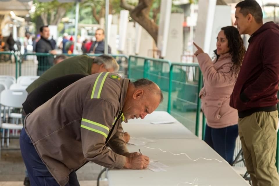 Para el trámite de placas nuevas se llena un talón con correo electrónico y número de placas. En el transcurso de 24 horas se informa la aprobación del tramite y fechas de cambio.