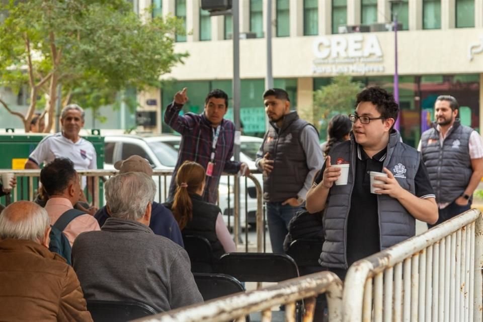 En la recaudadora No. 01, personal ofreció bebidas calientes a los ciudadanos.