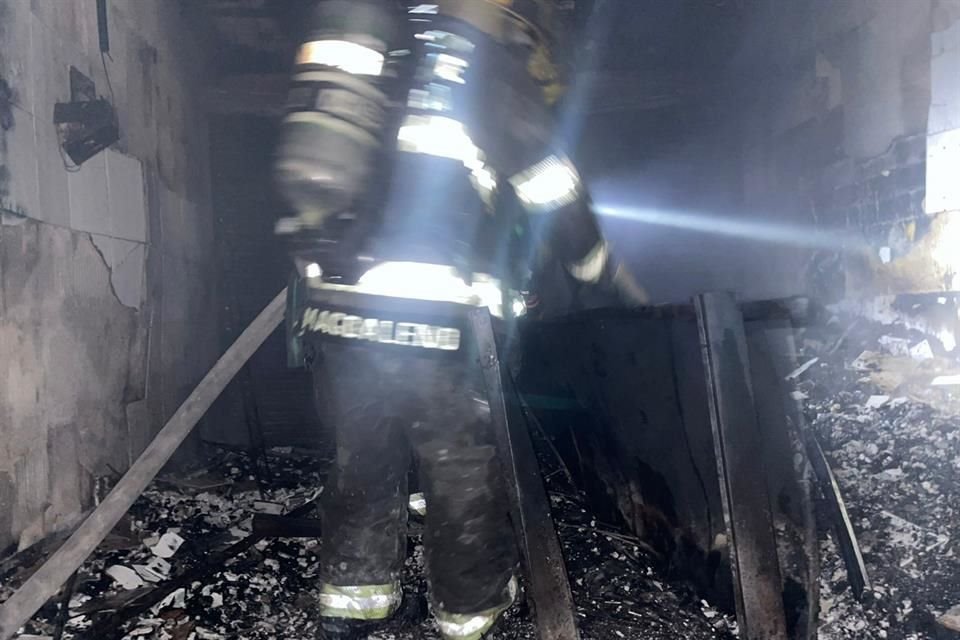 Seis locales del Mercado Plutarco Elías Calles, de Guadalajara, fueron consumidos por el fuego la noche de este jueves; no hubo lesionados.