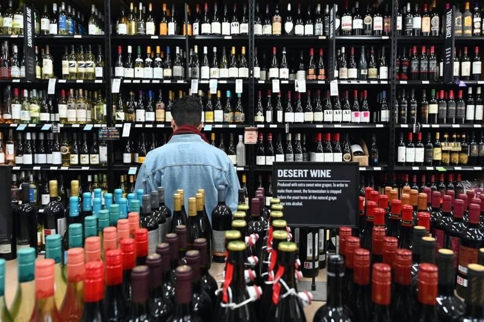Una encuesta de Gallup, realizada del 7 al 21 de julio pasados, mostró que el porcentaje de adultos estadounidenses que afirman consumir alcohol ha disminuido al 54%, la tasa más baja en casi 90 años de sus estudios. 