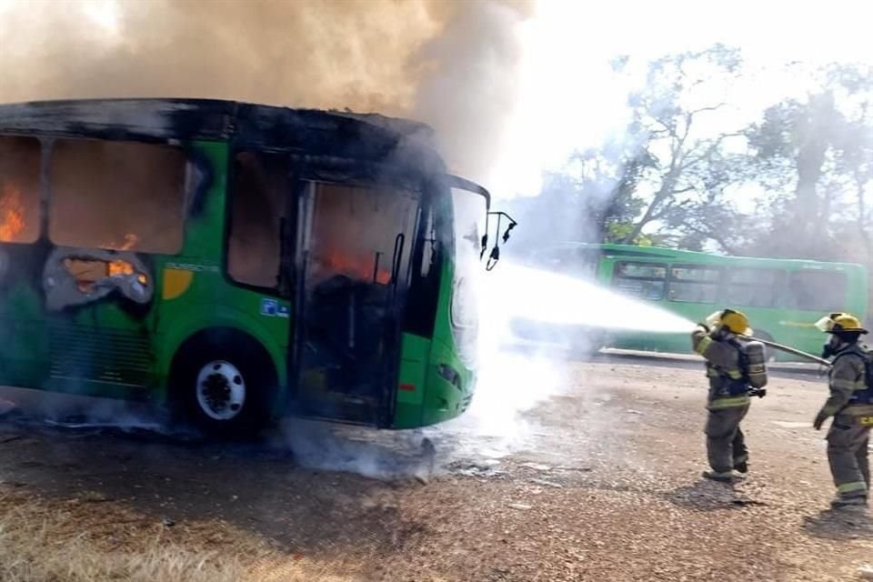 En el lugar de los hechos hallaron una pipa con diésel incendiada, así como un camión de transporte público.