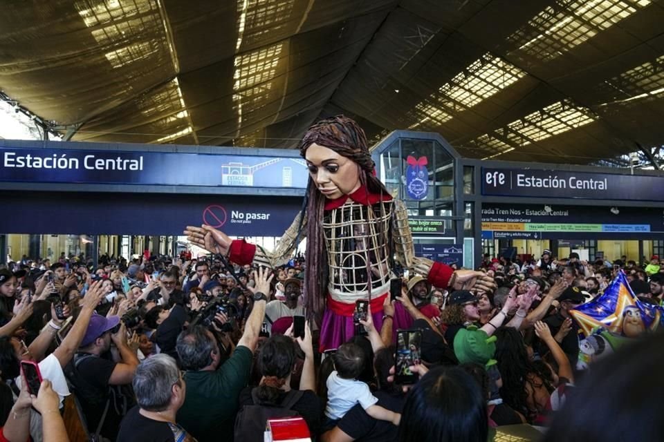 La Pequeña Amal fue recibida por cientos de personas este viernes en la Estación Central de Santiago, Chile.