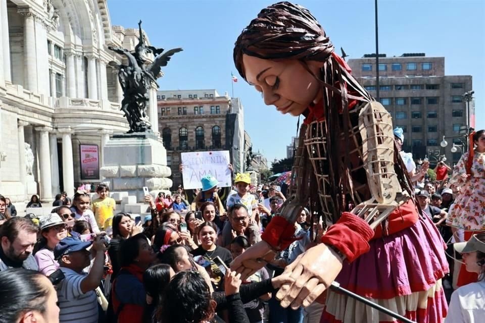 La Pequeña Amal busca llamar la atención sobre los derechos humanos de las niñas y niños que han sido orillados a huir de sus lugares de origen. En la imagen, frente a Bellas Artes, durante su visita a México.