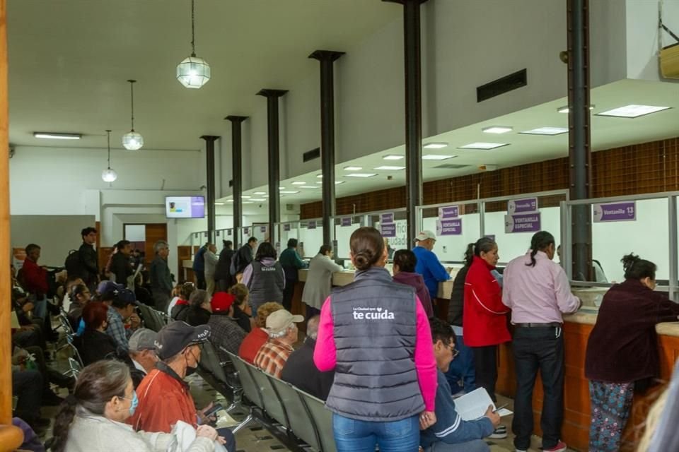 Aun sin descuentos, en los dos primeros días de apertura las recaudadoras para hacer el pago de manera presencial han registrado las habituales filas.