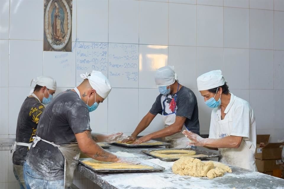 Elaboración de una rosca de reyes en la Panadería Magallanes.