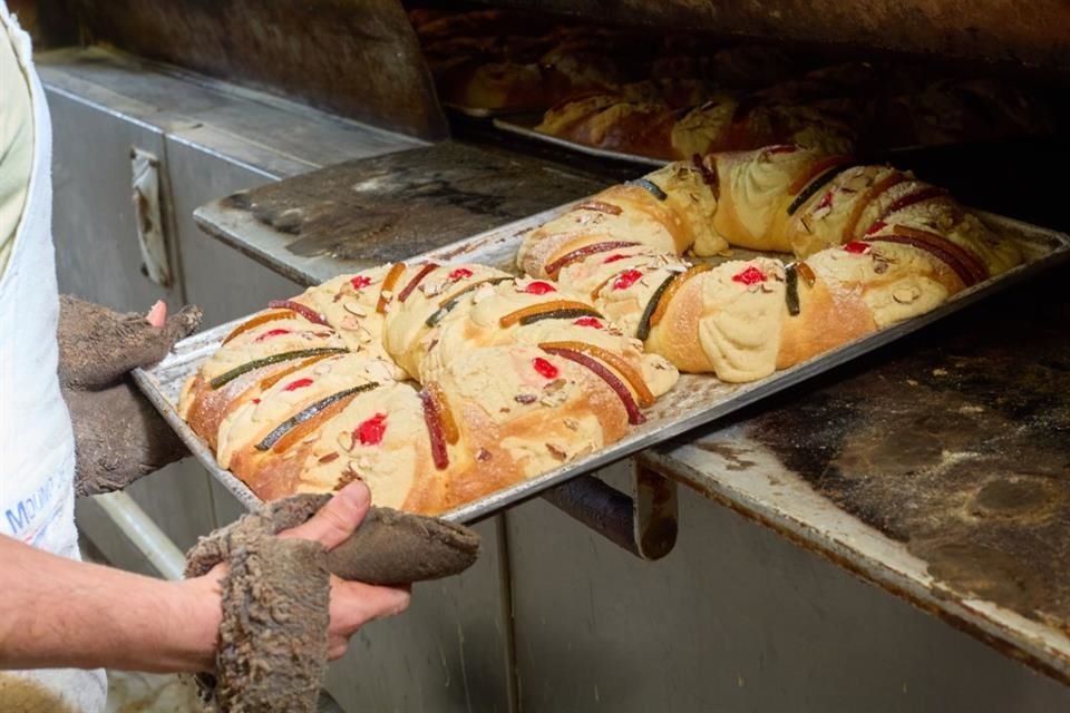 Elaboración de una Rosca de Reyes en la Panadería Magallanes.