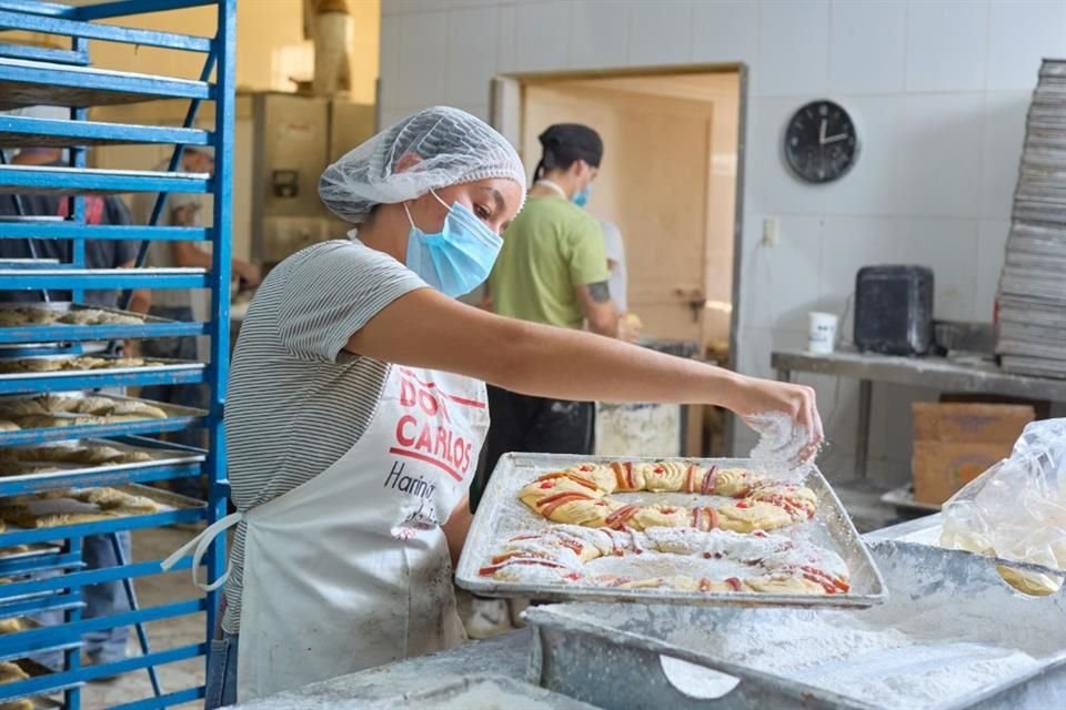 Aspecto general dela elaboración de una Rosca de Reyes en la Panadería Magallanes.