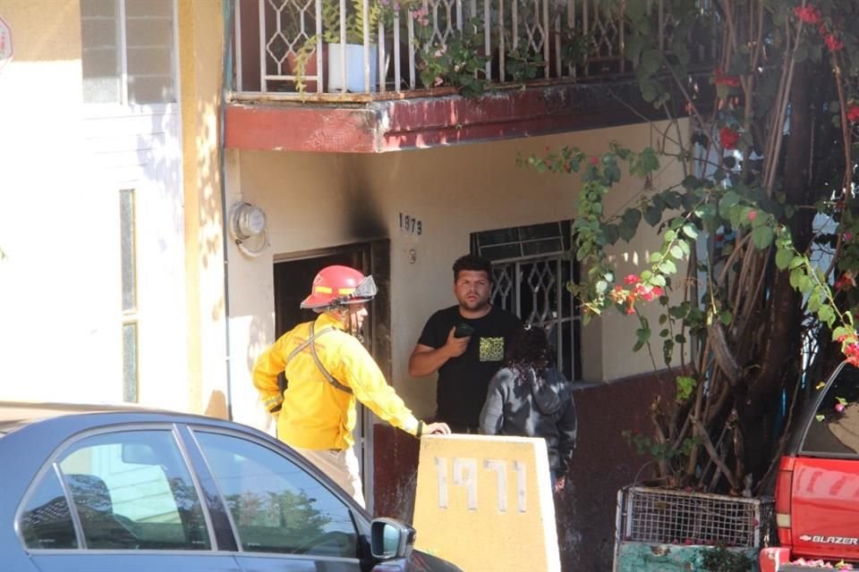 Un vecino avienta una botella con inflamable.