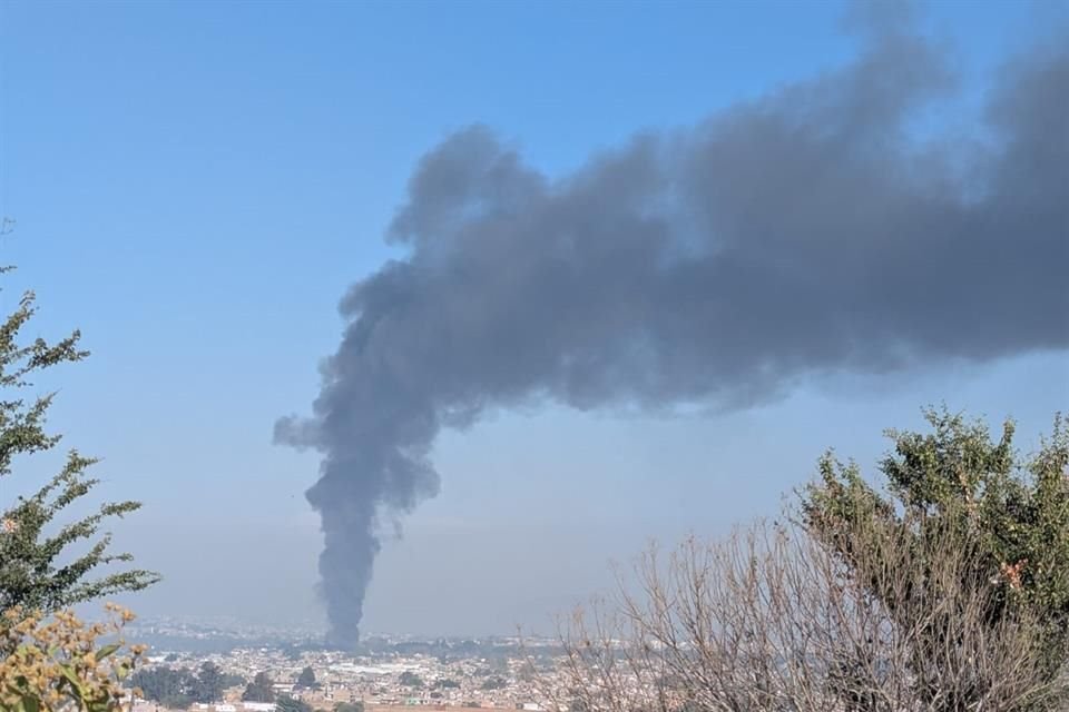 La columna de humo pudo verse desde distintos puntos de la zona metropolitana.