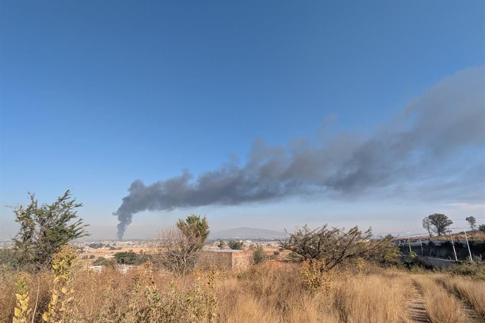 Columna de humo por incendio en la parte norte de Tonalá.