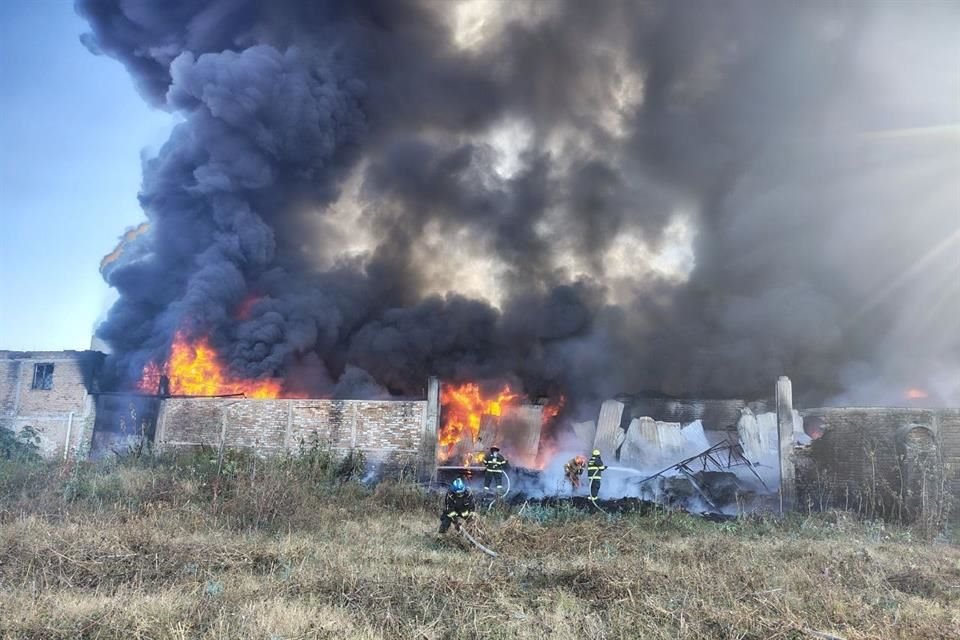 Los bomberos, que continúan trabajando en el lugar, sostuvieron que el inmueble tenía techo de lámina pero que esté ya ha colapsado.