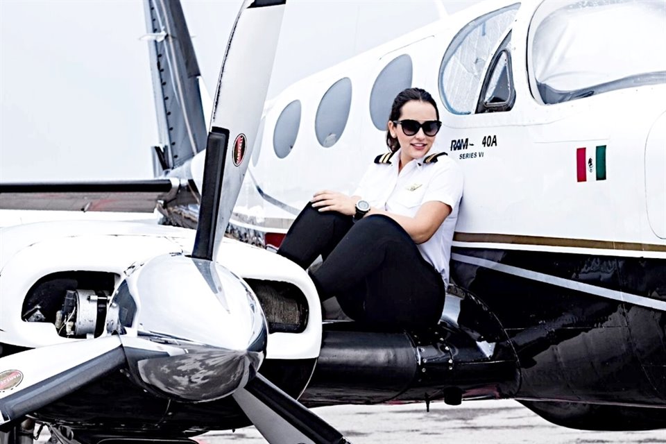 La diputada emecista, Montserrat Pérez, estudió también una carrera técnica en Piloto Aviador Privado; obtuvo su licencia a los 22 años. 