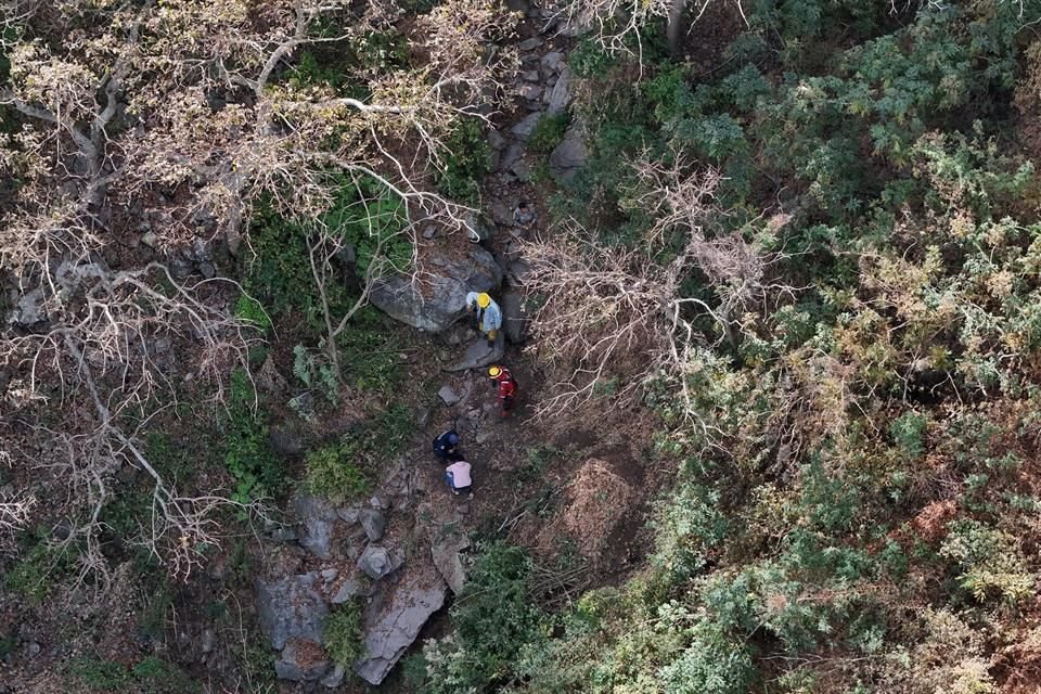 La mañana de este lunes se reanudaron las búsquedas por los equipos de rescate tanto en tierra como en aire con ayuda de un dron.