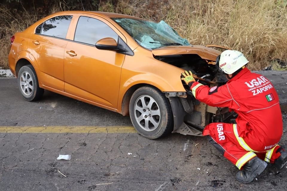 En el coche que estaba sobre la vía estaban atrapadas dos personas, por lo que los oficiales realizaron el rescate.