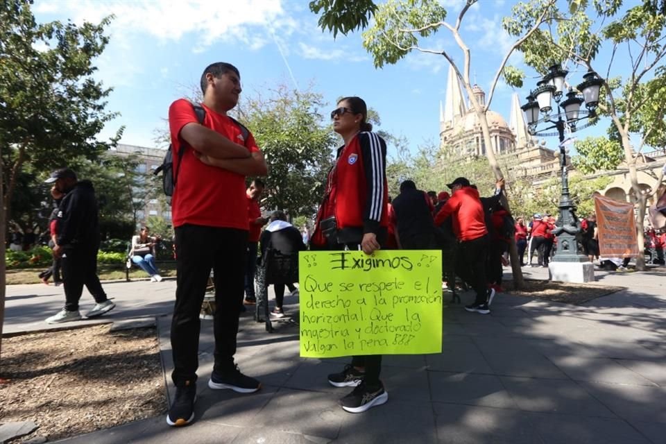 La manifestación de los maestros inició en Casa Jalisco.