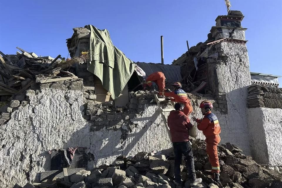 En esta imagen de Xinhua, rescatistas buscan sobrevivientes tras un terremoto en Changsuo, en Dingri, Xigaze, en el suroeste de la Región Autónoma de Tíbet, China, el martes 7 de enero de 2025.