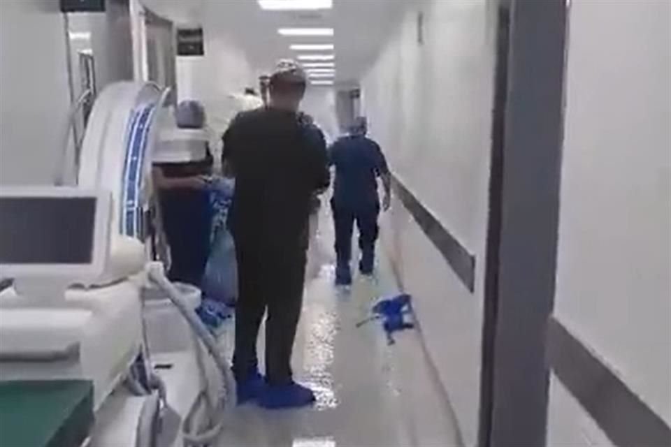 El recién remodelado Hospital General Regional (HGR) 45 del IMSS, también conocido como Hospital Ayala, sufrió ayer una inundación en el área de quirófanos.