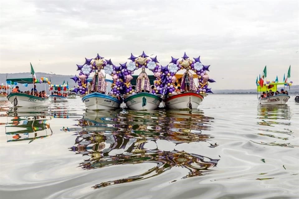 Esta mañana concluyeron festividades en Cajititlán con el paseo por la Laguna de los Santos Reyes; calculan 2 millones de personas.