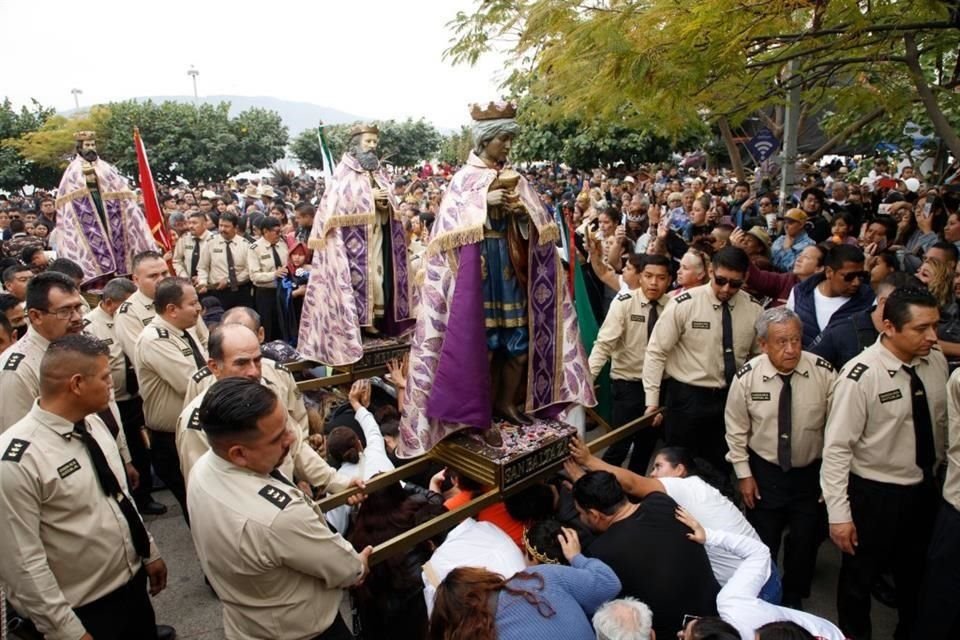 Feligreses esperan la llegada de los Reyes Magos, después su recorrido en lancha.