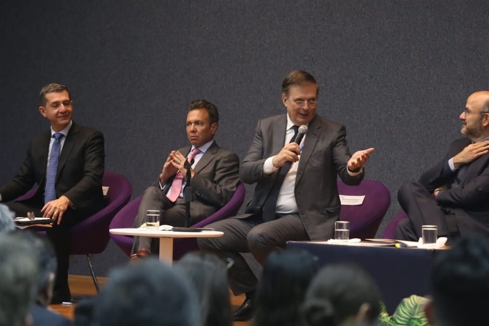 Marcelo Ebrard (centro), Secretario de Economía.