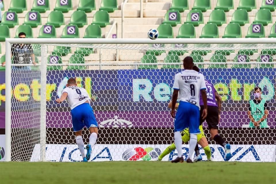 Vincent Janssen voló el tiro penal que cobró ante Mazatlán.