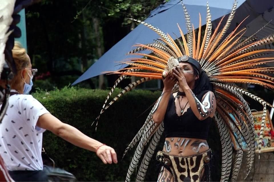 La ofrenda sabatina de los danzantes es para tletl, el fuego. En la comunión suelen participar también los espectadores.