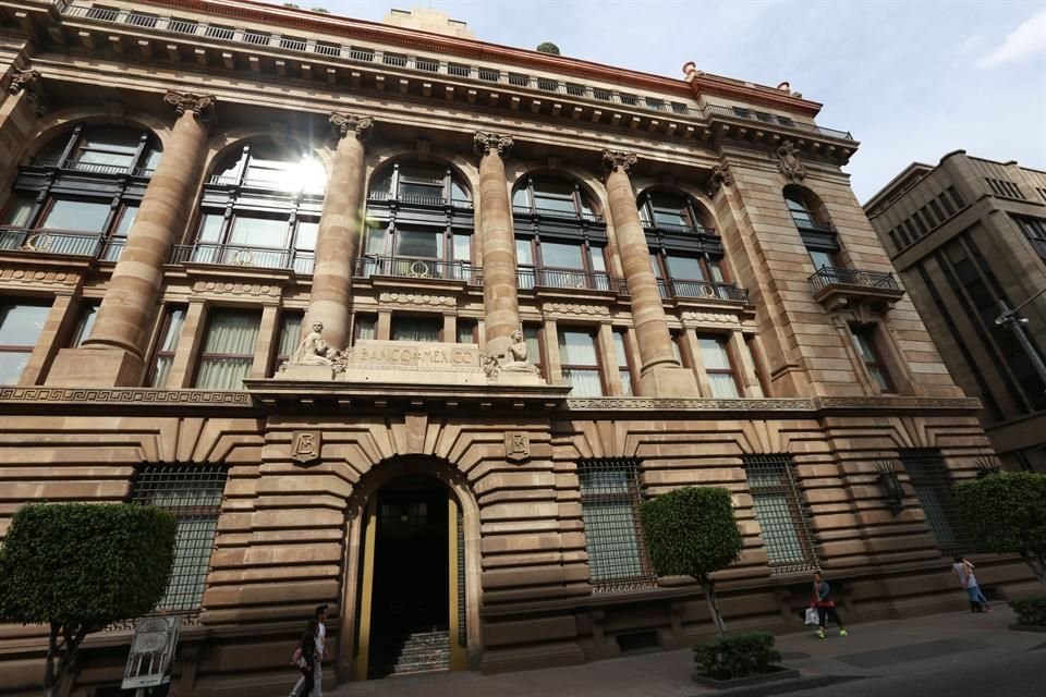 Banxico recortó su tasa 50 puntos base, para dejarla en 8%, al citar disrupciones por conflictos geopolíticos y presiones sobre inflación.