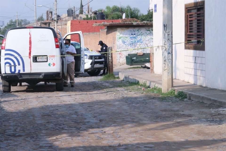 El cadáver de la víctima quedó tirado sobre la calle junto a un sillón que estaba sobre la banqueta y varios grafittis en la pared. 