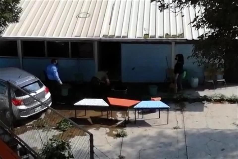 A la primaria Obrero Mexicano, también en Azcapotzalco, acudieron 20 personas, según docentes.