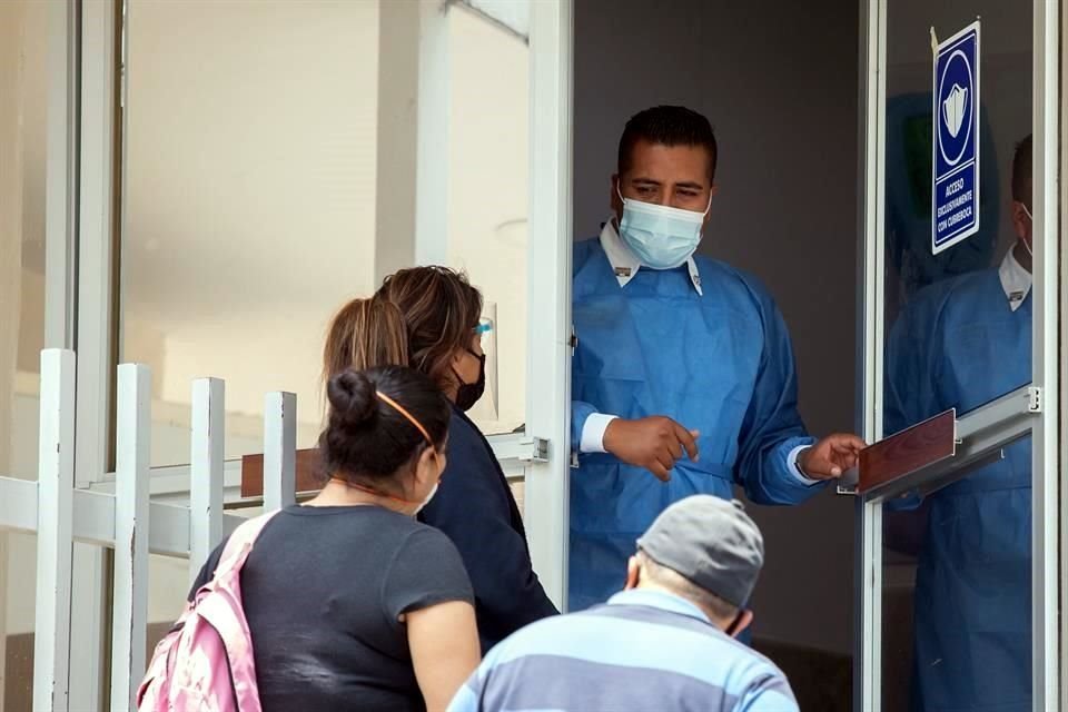El gasto de bolsillo de los mexicanos se va en atender cuestiones básicas de salud, como consultas médicas.