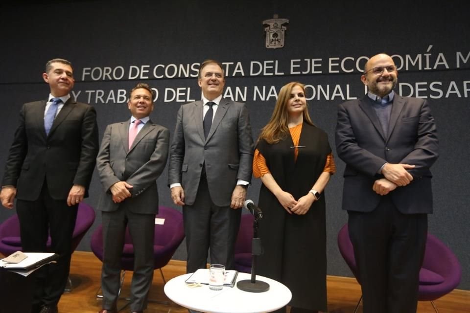 Durante un foro en el CUCEA, el Secretario Marcelo Ebrard señaló que Jalisco tiene un lugar privilegiado para aprovechar la relocalización.