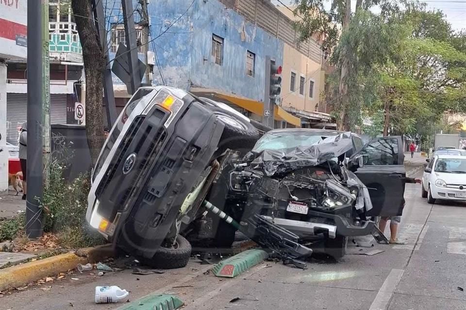 Los vehículos involucrados fueron una Ford Ranger en color negro y una Ford F-150 en color blanco.