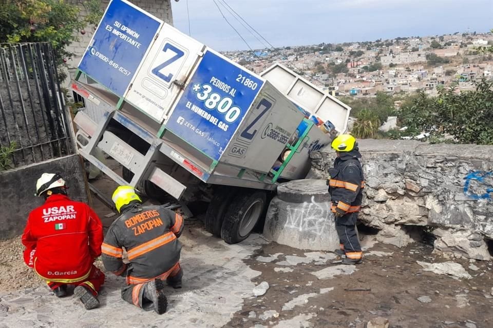 Aunque solo se impactó contra un muro, estuvo cerca de caer 40 metros y de impactarse contra viviendas.