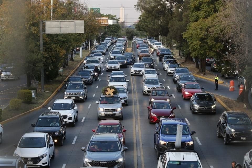 Con el regreso a clases en educación básica y superior, los carriles de contraflujo en López Mateos fueron reactivados en horario matutino.