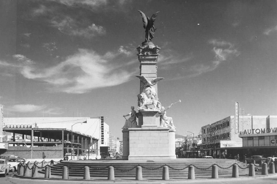 El Ángel de la Independencia está ubicado en la Calzada Independencia en su cruce con la calle Héroe de la Independencia, en Guadalajara.