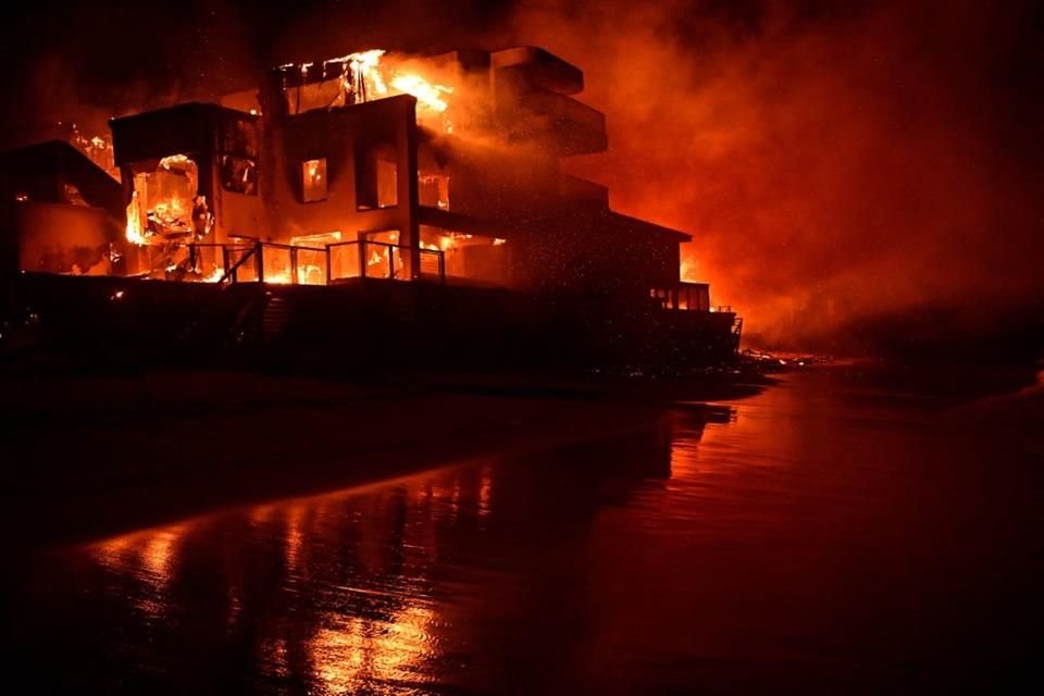 Los actuales incendios en la comunidad de Pacific Palisades, California, ya han destruido por completo poco más de mil residencias, muchas de ellas propiedad de varias estrellas de Hollywood.