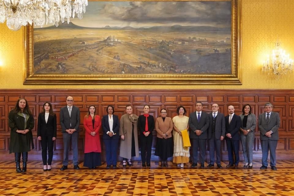 Claudia Sheinbaum se reunió con los consejeros del INE en Palacio Nacional.