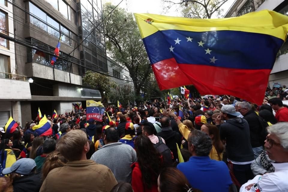 La concentración de los venezolanos en Ciudad de México tuvo lugar afuera de la Embajada.